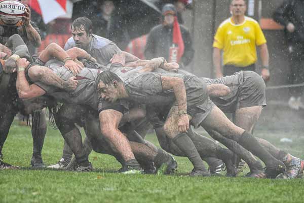 Rugby dans la boue